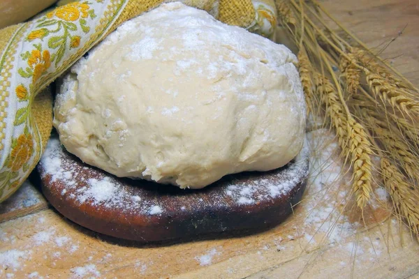 Teig Mit Nudelholz Weizenspitzen Auf Dem Tisch — Stockfoto