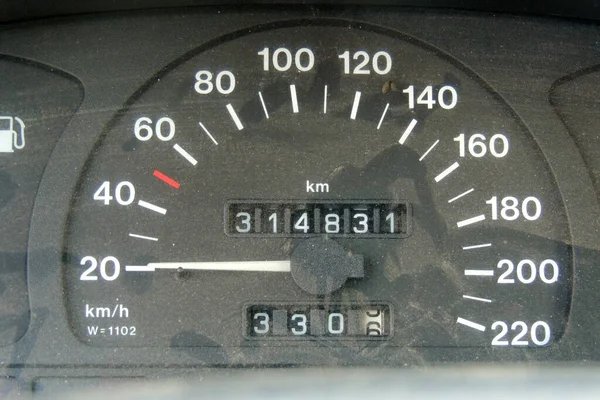 Aydınlatılmış bir hız göstergesini 110 mph hıza yakın tut.