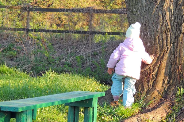 Glückliche Familie Liegt Auf Grünem Gras Frühlingspark Gesunder Lebensstil Urlaub — Stockfoto