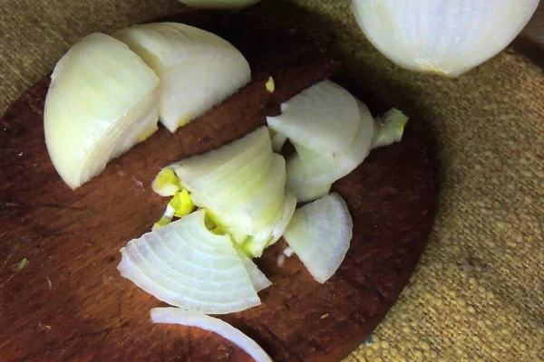 Mãos Femininas Cebola Bulbo Corte Fundo Cozinha — Fotografia de Stock