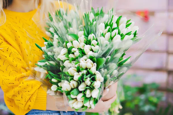 Букет Білих Тюльпанів Руках Продавця Квітковому Магазині — стокове фото