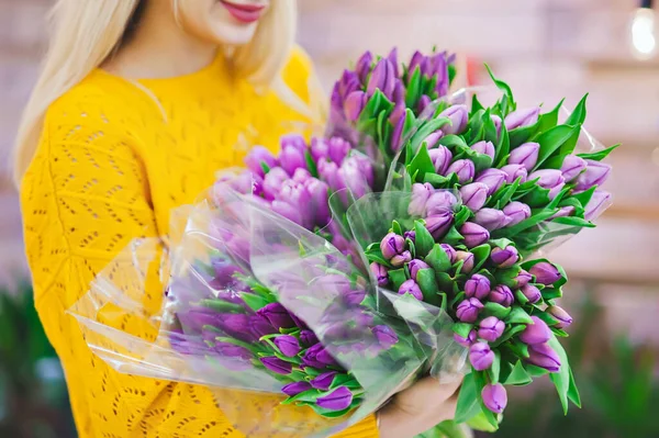 Букет Фіолетових Тюльпанів Руках Продавця Квітковому Магазині — стокове фото