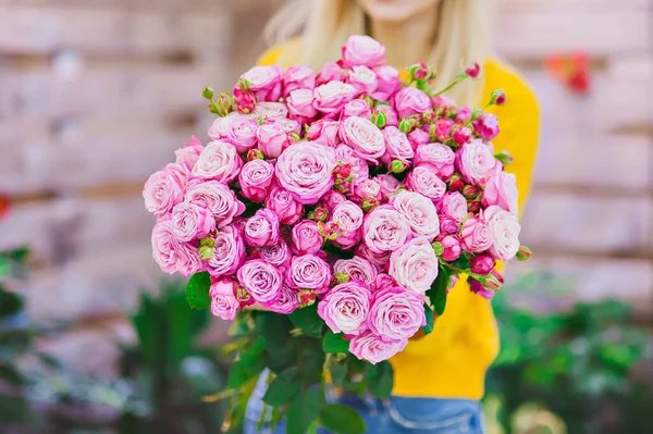 Buquê Rosas Rosa Nas Mãos Vendedor Uma Loja Flores — Fotografia de Stock