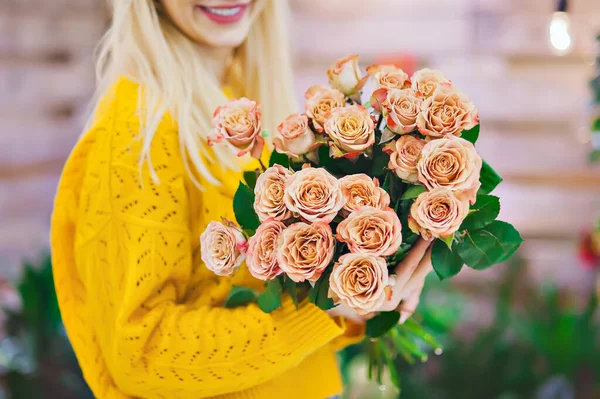 Букет Коричневих Троянд Руках Продавця Квітковому Магазині — стокове фото