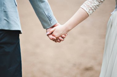 Gelin ve damat el ele tutuşun.