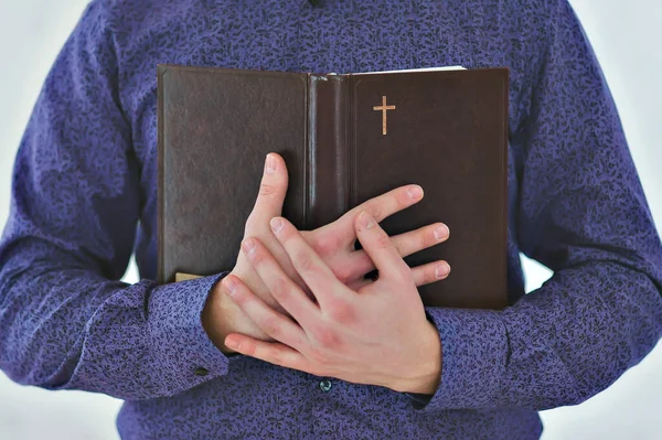 Человек Держит Библию Руках — стоковое фото