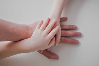 Baba, oğul ve kızın elleri..