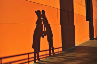 Duvarda iki aşığın gölgesi