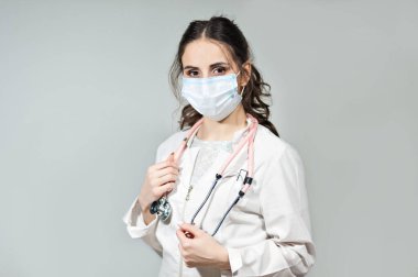 Kadın Doktor ya da Maskeli Hemşire 