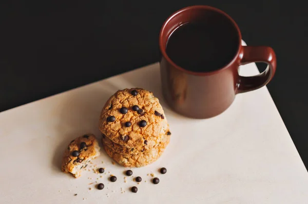 Ceașcă Cafea Prăjituri Americane Chipsuri Ciocolată Fundal Alb Vedere Sus — Fotografie, imagine de stoc