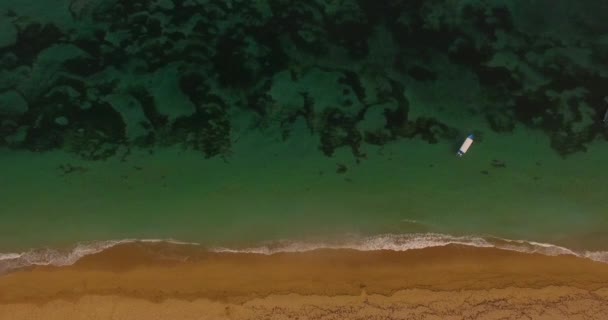Imágenes aéreas de drones de arena amarilla de la orilla del océano y agua limpia hermosa. Bali, Indonesia — Vídeo de stock
