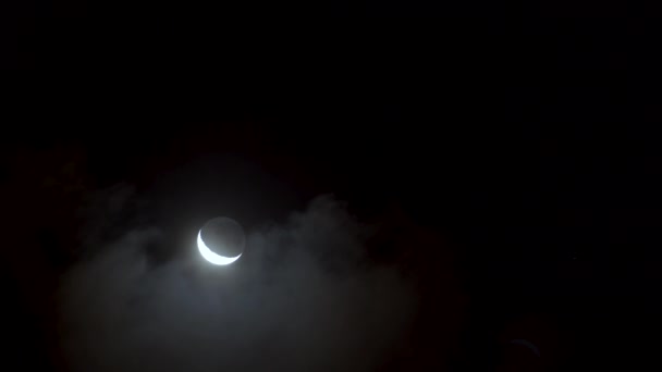 年轻的月亮在夜里 mooving 穿过云层 — 图库视频影像