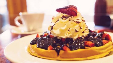 Lezzetli ev yapımı gözleme meyve ile çöl ve creame kırbaç