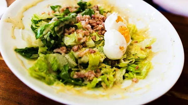 Traditionele cesar salade met gekookte eieren — Stockfoto