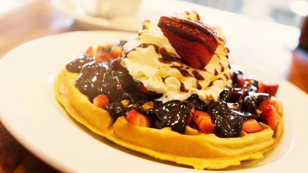 Delicioso deserto de waffle caseiro com frutas e chantilly Imagem De Stock