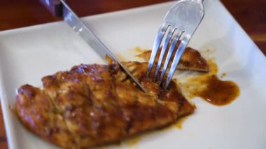 Plaka hizmet üzerinde ızgara tavuk Dilimleme