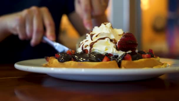 Corte de delicioso deserto de waffle caseiro com frutas e chantilly — Vídeo de Stock