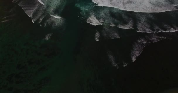 Drone aérien 4k images de vagues océaniques se brisant avant le rivage. Bali, Indonésie 