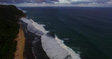 Okyanus dalgaları kıyısında kırma hava dron 4k görüntüleri. Bali, Endonezya