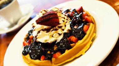 Lezzetli ev yapımı gözleme meyve ile çöl ve creame kırbaç