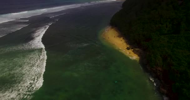 Imagens aéreas do drone 4k de ondas oceânicas a rebentar antes da costa. Bali, Indonésia — Vídeo de Stock