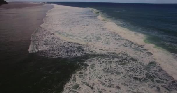 Aerial drone 4k metraje de las olas del océano rompiendo antes de la orilla. Bali, Indonesia — Vídeo de stock