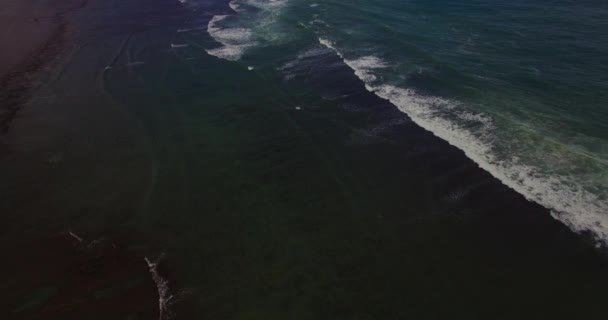 Antenowe drone 4k materiał z oceanu fale zerwania przed brzegiem. Bali, Indonezja — Wideo stockowe