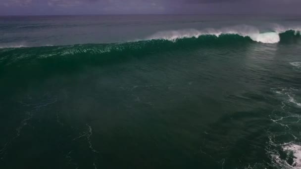 Um drone aéreo com imagens em câmara lenta de ondas oceânicas a rebentar antes da costa. Bali, Indonésia — Vídeo de Stock