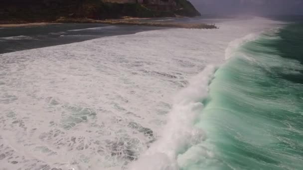 Εναέριο κηφήνα αργή κίνηση μήκος σε πόδηα των ωκεάνιων κυμάτων σπάσιμο πριν από την ακτή. Μπαλί, Ινδονησία — Αρχείο Βίντεο