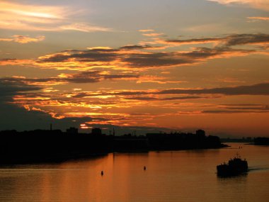 bulutlar, doğa, manzara, nehir, gün doğumu, akşam, turuncu, alacakaranlık, kırmızı, bulut, yansıma, ışık, renkli, ufuk, sarı, renk, sarı, bulutlar, güneşli yol, yüzen mavna, gemi, altın bulutlar, kırmızı, turuncu,