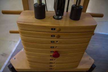 yenilikçi, özel ahşap ağırlık yığın simülatörü yakın çekim spor salonu, farklı, şık tasarım