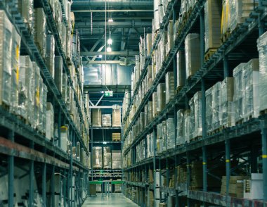  Modern büyük ölçekli ambarındaki kutuları raflara satırları