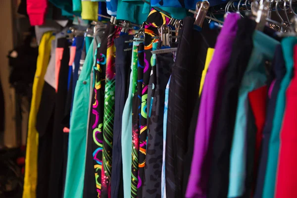 parlak renkli spor pantolon dükkanda bir raf üzerinde asılı