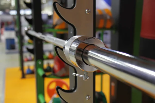 barbell raf üzerinde spor salonunda yakın çekim