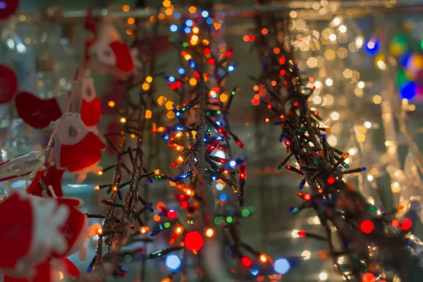 Luzes de Natal elétricas como objeto no supermercado, loja para venda. Uma ampla gama, uma variedade de guirlanda decorativa colorida . — Fotografia de Stock