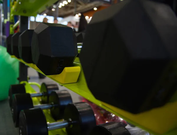 Halteres hexagonais no ginásio, fechar muitos no rack no centro de fitness esporte . — Fotografia de Stock