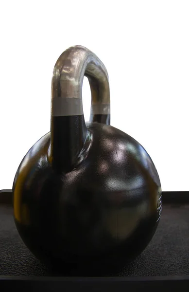 Equipamiento deportivo en gimnasio. soporte de pesas negro kettlebell en el estante negro en el gimnasio — Foto de Stock