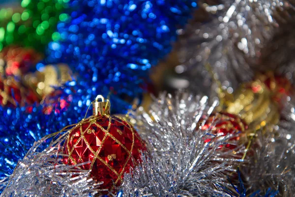 Noel oyuncaklar altın ve kırmızı tinsel, mavi, gümüş ve yeşil renkler renk