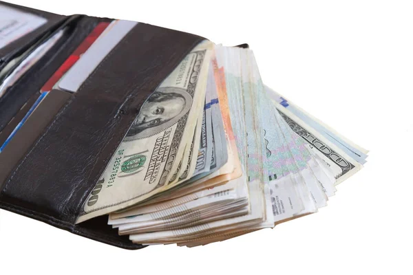 Notas diferentes em uma bolsa de couro preto, conceito de negócio. muito dinheiro — Fotografia de Stock