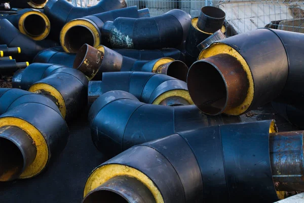 Saklı çok siyah çelik çekme boru inşaat alanında ısı yalıtımı ile borular yalan bir plastik tüp sarıcı kadar yakın