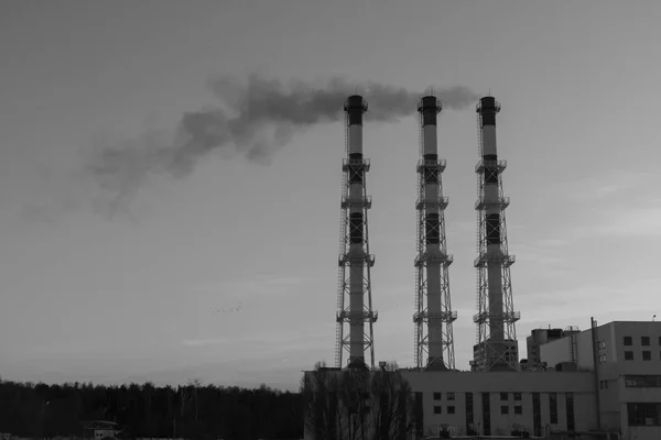 Vue industrielle - Centrale thermique avec tuyaux dans la ville près de la forêt. Des cheminées qui fument dans le ciel. concept d'écologie — Photo