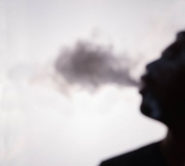 erkeklerin sigara duman bültenleri onun ağzından sirke bulanık görüntü