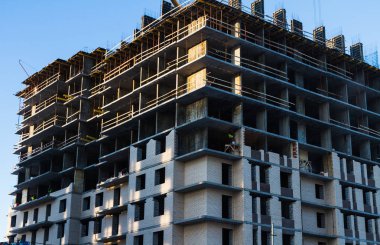 İnşaat, üst üste gelen levha ve karşı karşıya tuğla bina bir çok katlı