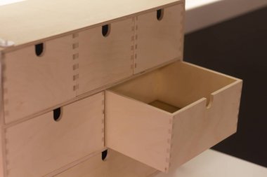 Mini Çekmeceli ahşap küçük öğeler, takı ve kozmetik için yapılmış. Bir çekmece açıktır ve beş kapalı