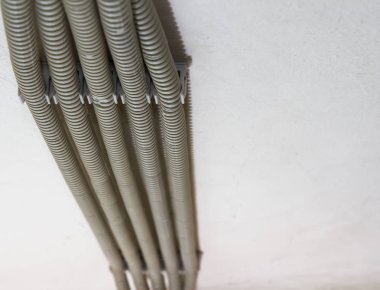 Birkaç oluklu gri borular bir close-up kliplerle tavana sabit. Koruyucu beyaz Pvc boru kanalları w oluklu