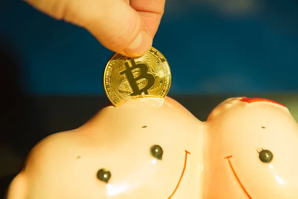 kaydetmek için pembe kumbara altın sikke bitcoin içinde el koyar