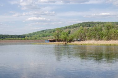 Nehirde bir kargo taşımacılığı. Yazın bir mavnada ormandaki kütükler..