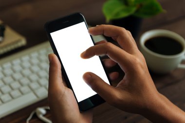 çalışma masası, boş beyaz ekran gösterilen telefon kullanma closeup el 