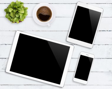 Communicator aygıt telefon ve tablet renk tonu ahşap üzerine ta beyaz