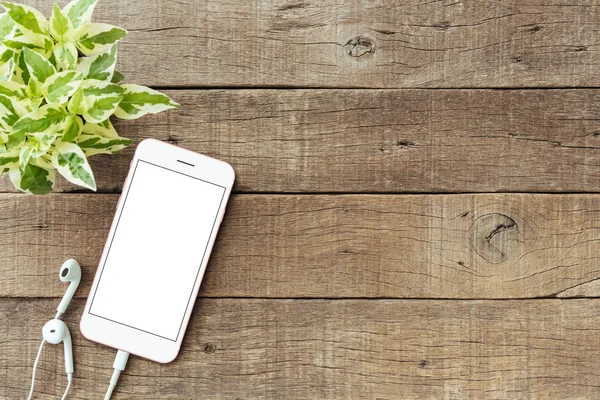 Teléfono blanco pantalla en blanco en la vieja mesa de madera, mockup teléfono rosa ir —  Fotos de Stock